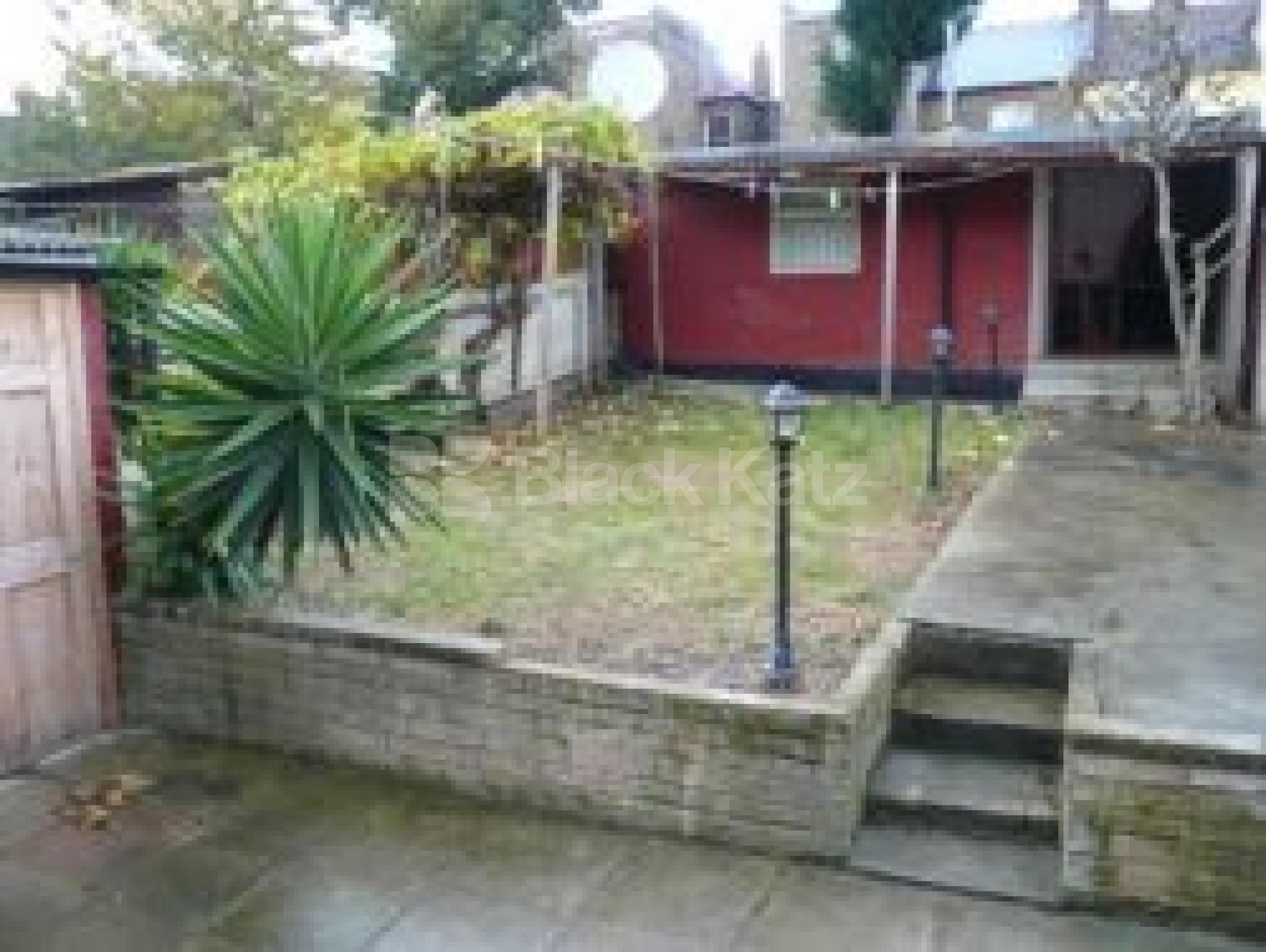 			AMAZING HOUSE!!!, 4 Bedroom, 1 bath, 1 reception Flat			 Melbourne Avenue, PALMERS GREEN N13 n13